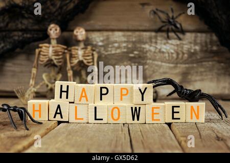 Happy Halloween Holzblöcke mit Spinnen, Skelette und alte Holz Hintergrund Stockfoto