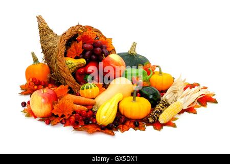 Danksagung Füllhorn mit frischen Ernte Gemüse auf einem weißen Hintergrund gefüllt Stockfoto