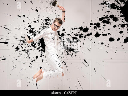 Konzeptionelle Porträt eines jungen Malers springen Stockfoto