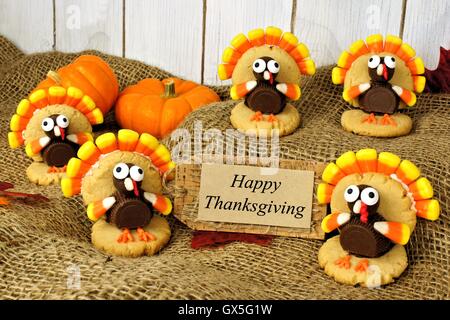 Gruppe der Türkei geformt Cookies mit Happy Thanksgiving Karte auf sackleinen Stockfoto