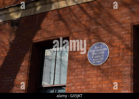 Die blaue Plakette an der Außenseite des Leighton House Museum, Holland Park Road, London. Ehemaliges Wohnhaus des Malers Frederic Leighton Stockfoto