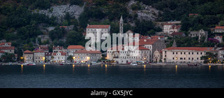 Bucht von Kotor, Montenegro - Panoramablick über Perast Stadt in der Abenddämmerung Stockfoto