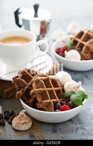 Schokoladenwaffeln mit Meringues und Kaffee Stockfoto