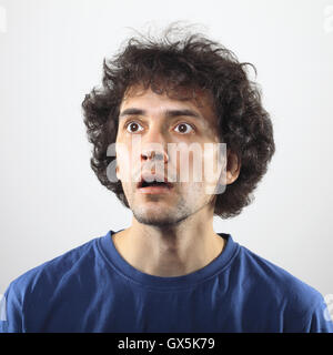 Überrascht, hübscher junger Mann im blauen Hemd. Stockfoto
