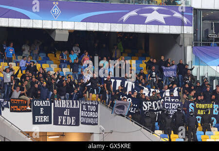 SSC Napoli-Fans zeigen Sie ihre Unterstützung Stockfoto
