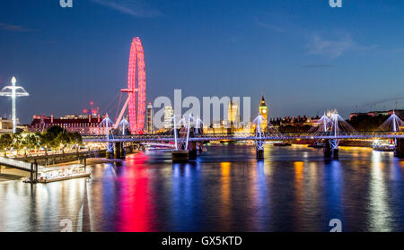 London Eye-Skyline bei Nacht aus Waterloo Bridge London UK Stockfoto