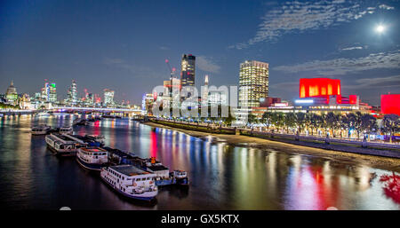Die Skyline der Stadt in der Nacht von Waterloo Bridge London UK Stockfoto