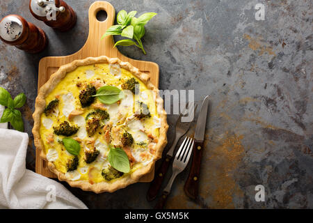 Gesundes Gemüse und Lachs quiche Stockfoto