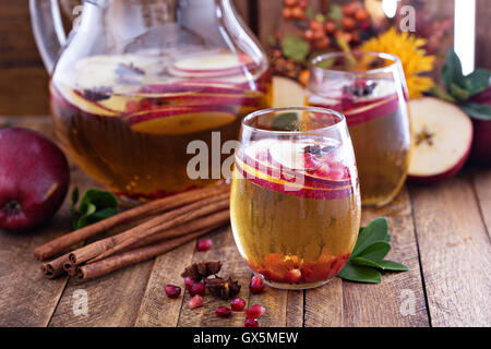 Fallen Sie prickelndes Getränk mit Apfelwein und Granatapfel Stockfoto