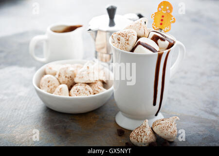 Heiße Schokolade mit Marshmallows und kleine meringues Stockfoto