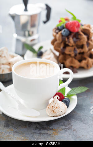 Tasse Kaffee zum Frühstück mit Waffeln Stockfoto