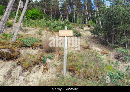 hölzerne Warnung Schild am Strand an der Ostsee Stockfoto