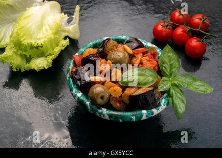 Sizilianische Auberginen Caponata ist ein Salat mit Tomaten Essig Pinienkerne Kapern Sellerie Zwiebeln in Olivenöl ein süß-saurer Soße Stockfoto