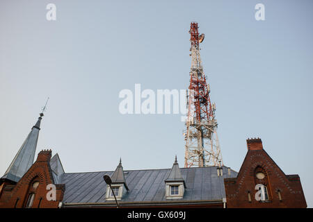 Telekommunikation Mast TV-Antennen mit blauem Himmel in der Stadt Stockfoto