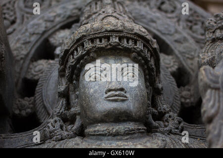 Zerstörte Gesicht der Gottheit Skulptur unter Eves am Schrein Außenwand im Chennakesava Tempel an Somanathapura, Karnataka, Indien. Stockfoto