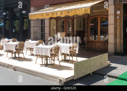 Sofias italienisches Restaurant in der Mulberry Street in Little Italy. Die Plattform, wenn fertig, ist für San Gennaro Festival Stockfoto