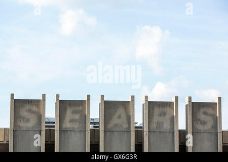 Der Entwurf von Logo Zeichen außerhalb von einem verlassenen Sears Store in Trotwood, Ohio am 23. Juli 2016. Stockfoto