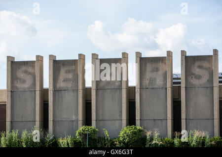 Der Entwurf von Logo Zeichen außerhalb von einem verlassenen Sears Store in Trotwood, Ohio am 23. Juli 2016. Stockfoto