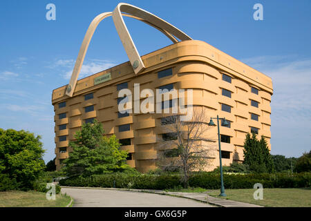 Ein Logo-Zeichen außerhalb der ehemaligen Korb geformt Longaberger Firmensitz in Newark, Ohio am 24. Juli 2016. Stockfoto
