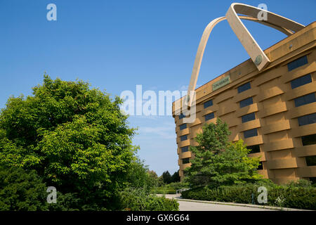 Ein Logo-Zeichen außerhalb der ehemaligen Korb geformt Longaberger Firmensitz in Newark, Ohio am 24. Juli 2016. Stockfoto