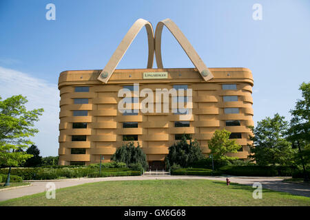 Ein Logo-Zeichen außerhalb der ehemaligen Korb geformt Longaberger Firmensitz in Newark, Ohio am 24. Juli 2016. Stockfoto
