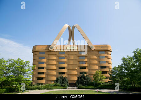 Ein Logo-Zeichen außerhalb der ehemaligen Korb geformt Longaberger Firmensitz in Newark, Ohio am 24. Juli 2016. Stockfoto