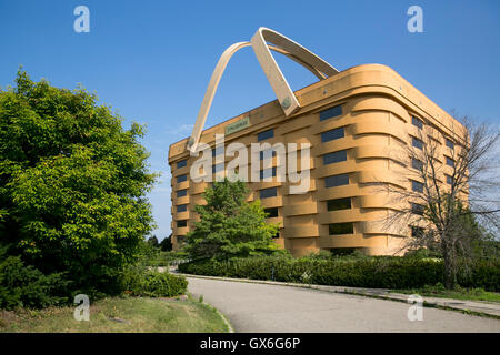 Ein Logo-Zeichen außerhalb der ehemaligen Korb geformt Longaberger Firmensitz in Newark, Ohio am 24. Juli 2016. Stockfoto