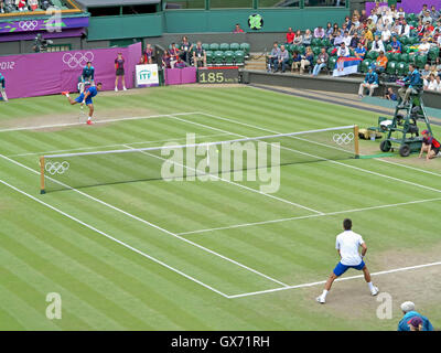 Wimbledon, England. 2. August 2012. Novak Djokovic und Jo-Wilfried Tsonga während ihrer Singles match bei den Olympischen Sommerspielen in Stockfoto