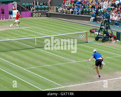 Wimbledon, England. 2. August 2012. Roger Federer und John Isner während ihrer Singles Spiele in der Olympischen Sommerspiele in London Stockfoto