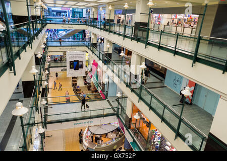 MONTREAL, QC/CANADA 4. September 2016: Menschen Shop im Eaton Center, das größte Einkaufszentrum in Montreal. Stockfoto