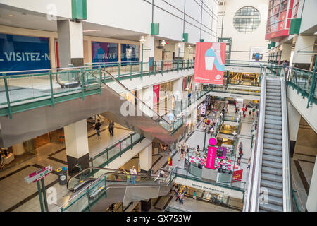 MONTREAL, QC/CANADA 4. September 2016: Menschen Shop im Eaton Center, das größte Einkaufszentrum in Montreal. Stockfoto