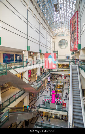 MONTREAL, QC/CANADA 4. September 2016: Menschen Shop im Eaton Center, das größte Einkaufszentrum in Montreal. Stockfoto