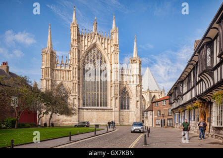 College Street, York, mit St William College auf der rechten Seite und die Ostfassade des York Minster. Stockfoto