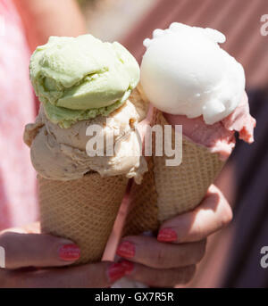 Kornette verschiedene Eissorten im Sommer Stockfoto