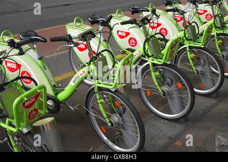 MOL Bubi Leihräder, Bestandteil einer öffentlichen Fahrrad-sharing-Regelung, eine Docking-Station, Budapest, Ungarn Stockfoto