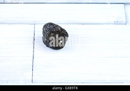 Vulkanischen Lapilli auf weißer Holztisch. Stockfoto