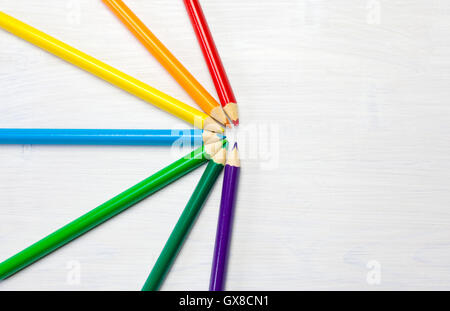 Farbstiften auf weißer Holztisch. Stockfoto
