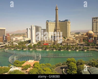 Blick auf den Las Vegas Streifen von Bellagio entfernt, einschließlich der Brunnen und paris Stockfoto