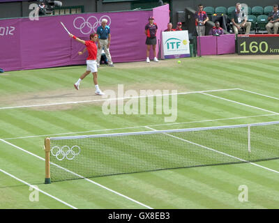 Wimbledon, England. 2. August 2012. Roger Federer während eines seine Singles Spiele der Olympischen Sommerspiele in London 2012. Stockfoto