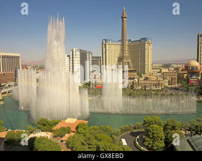 Blick auf den Las Vegas Streifen von Bellagio entfernt, einschließlich der Brunnen und Paris Stockfoto