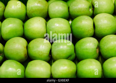 Reihe von grünen Äpfeln Stockfoto