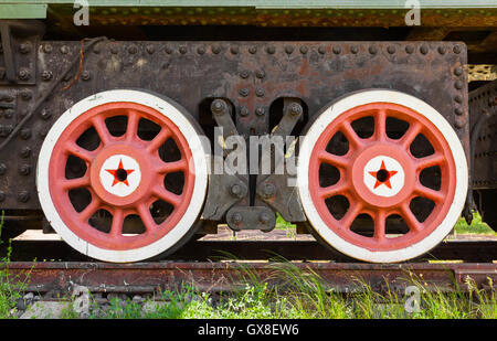 Rote Räder mit Stars der Eisenbahn-Waffe-System. Sowjetische Eisenbahn-Artillerie-System-details Stockfoto