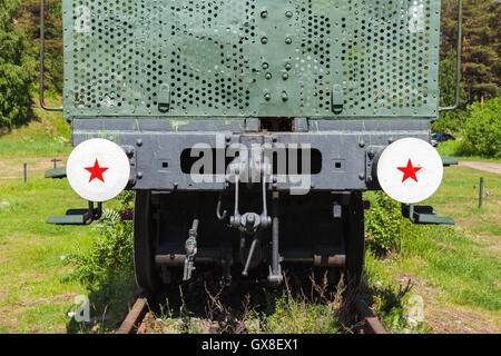 Panzerzug-Stoßstangen mit roten Sternen. Railway Gun Details, Vorderansicht Stockfoto