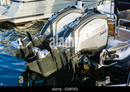 Marstrand, Schweden - 8. September 2016: Ökologische Dokumentation über zwei Evinrude 200 Boot Motoren in der Marina. Stockfoto