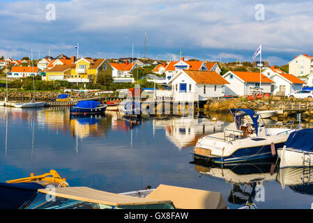 Marstrand, Schweden - 8. September 2016: Reisedokumentation der Umgebung einen Yachthafen. Typische kostalen Klippen und Häuser clos Stockfoto