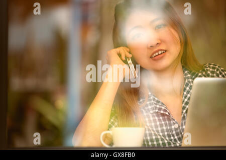 Porträt von Asien hübsche Frau am Telefon und im Café sitzen und genießen Kaffee, Ferien Konzept sprechen. Stockfoto