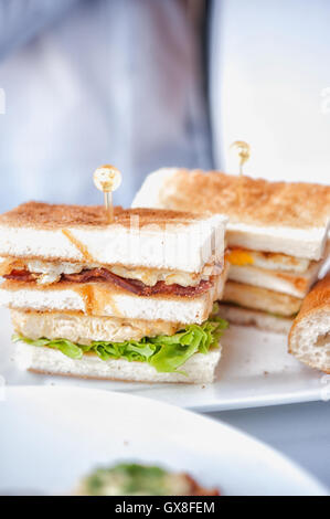 frisch und lecker klassische Club-Sandwich auf weiße Schale Stockfoto