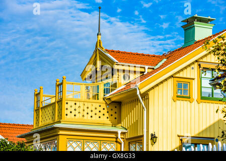 Marstrand, Schweden - 8 September, 2016: Die Dokumentation von gelben Balkon mit interessanten Details und Architektur. Stockfoto