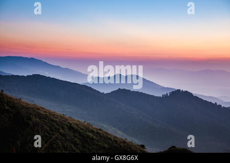 Sonnenuntergang-Szene am Doi pha Tang in Chiangrai, Thailand Stockfoto