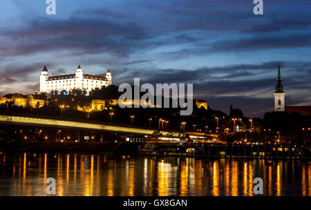 Skyline Bratislava Burg, errichtet über dem Fluß Donau, Bratislava, Slowakei, Europa Stockfoto